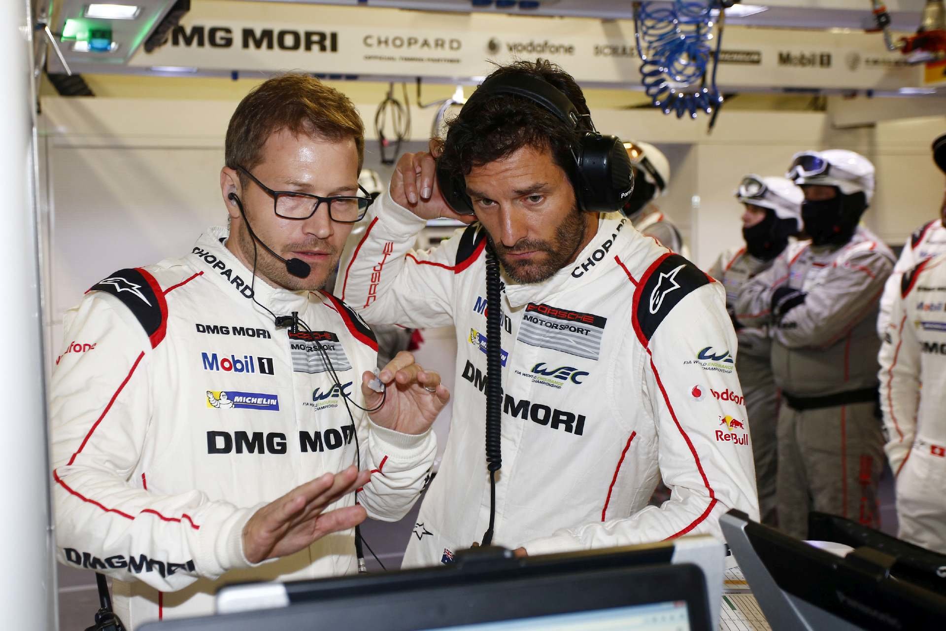 Týmový šéf Andreas Seidl a zkušený matador Mark Webber diskutují v garáži Porsche