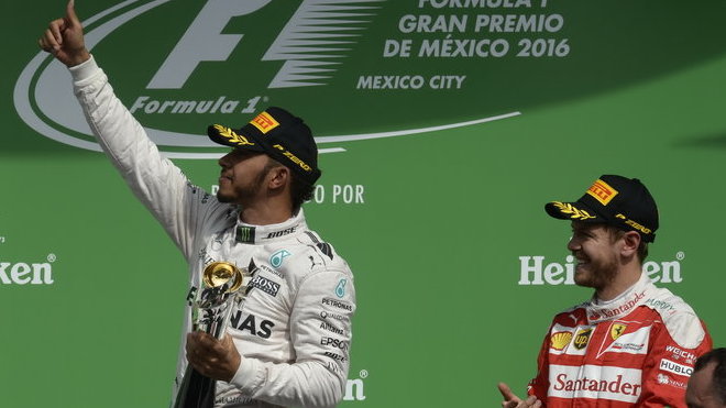 Lewis Hamilton a Sebastian Vettel na pódiu po závodě Mexiku