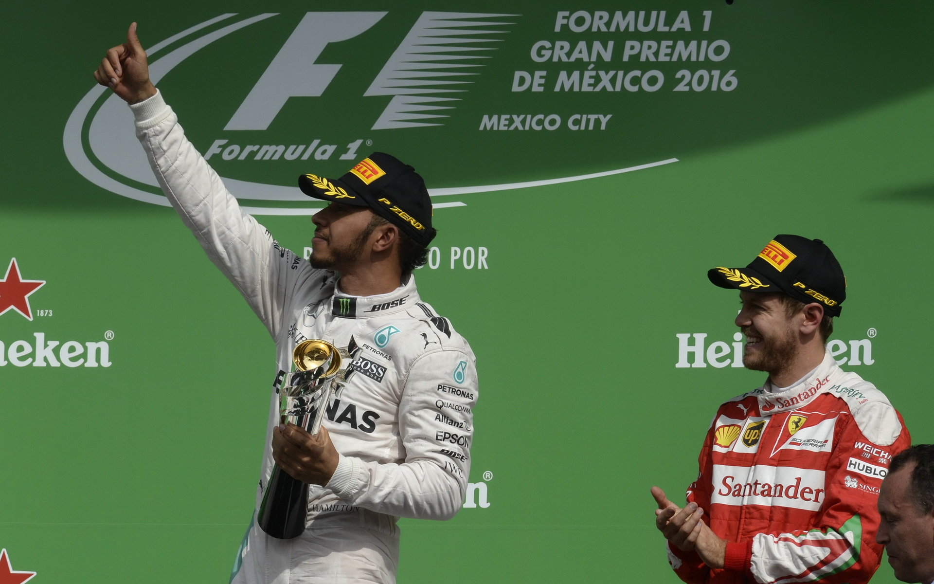 Lewis Hamilton a Sebastian Vettel na pódiu po závodě Mexiku