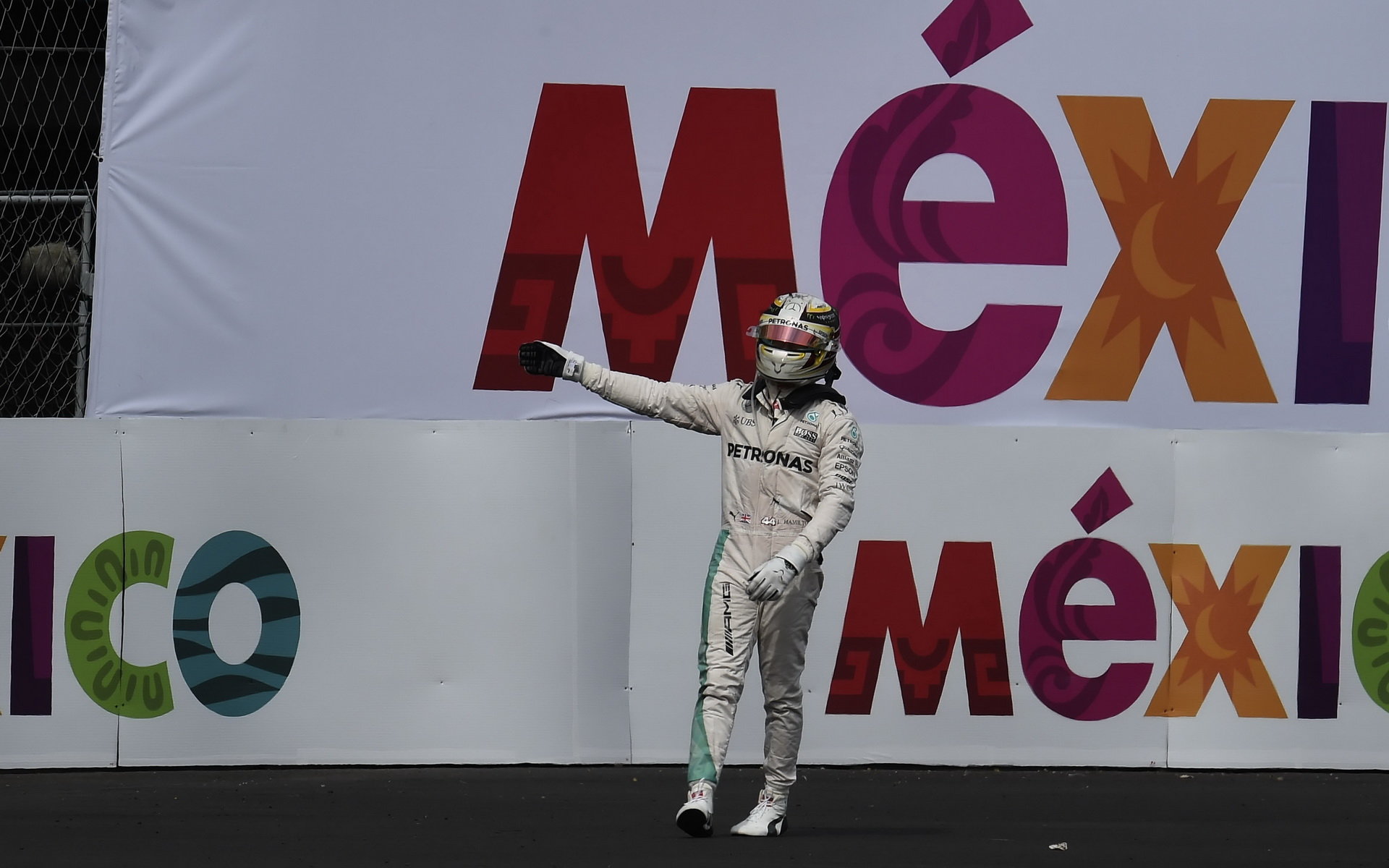 Lewis Hamilton zdraví diváky po závodě Mexiku