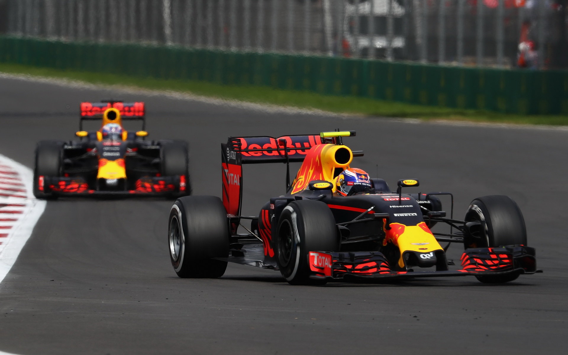 Max Verstappen a Daniel Ricciardo v závodě v Mexiku