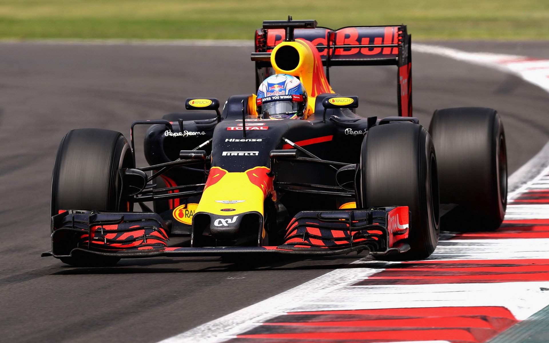 Daniel Ricciardo s Red Bullem RB12 v Mexiku