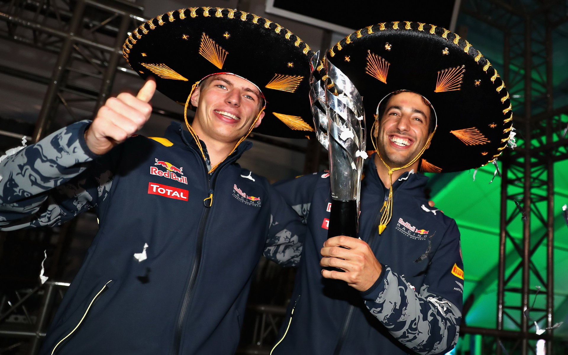 Daniel Ricciardo se dodatečně raduje z třetího místa po závodě v Mexiku