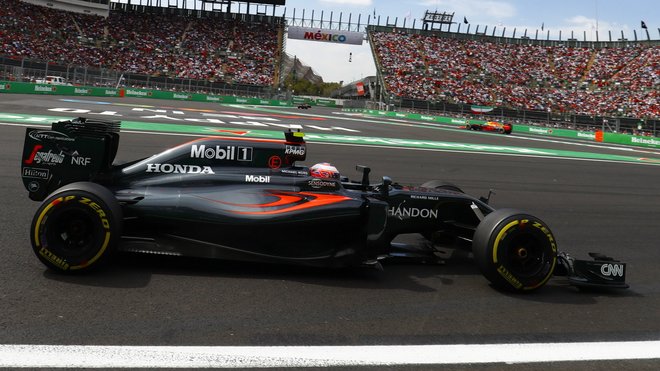 Jenson Button s McLarenem poháněným Hondou během Velké ceny Mexika 2016