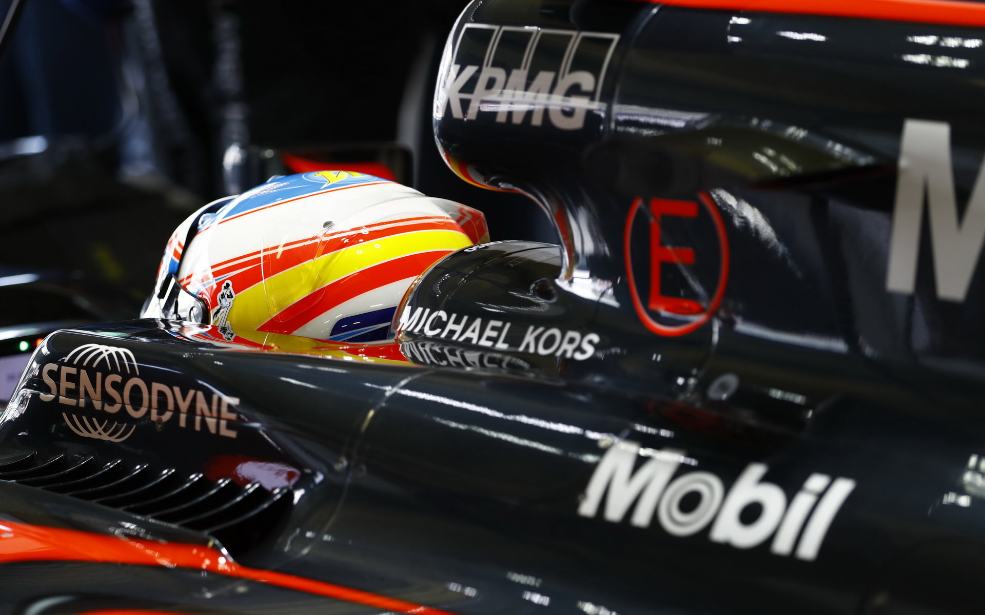 Fernando Alonso v McLarenu před závodem v Mexiku
