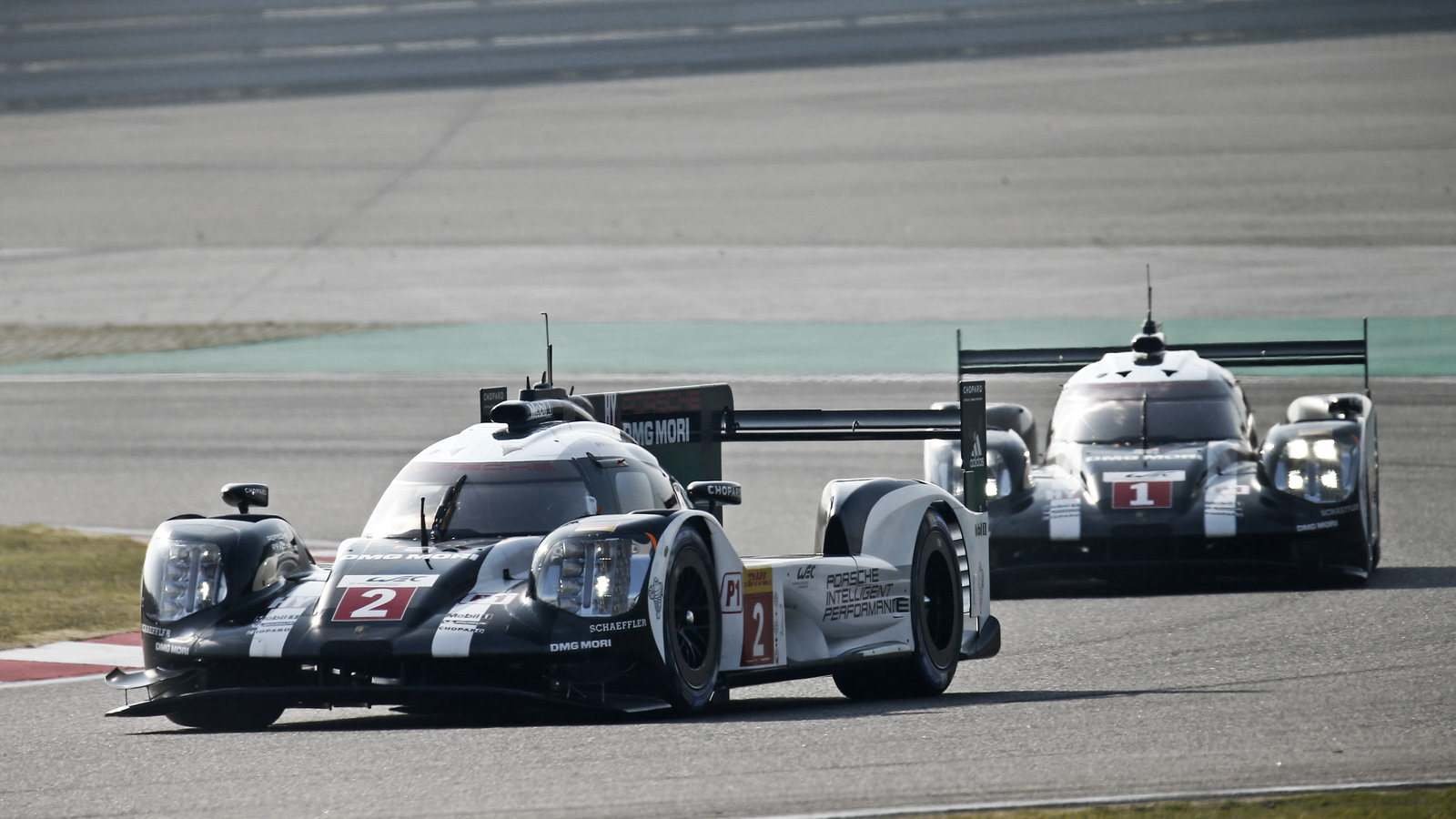 Porsche 919 Hybrid posádky Mark Webber, Timo Bernhard, Brendon Hartley v pozadí