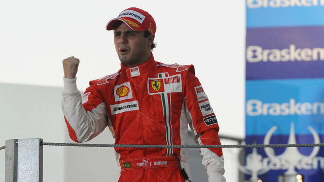 Felipe Massa na pódiu po hořkém vítězství v Brazílii 2008