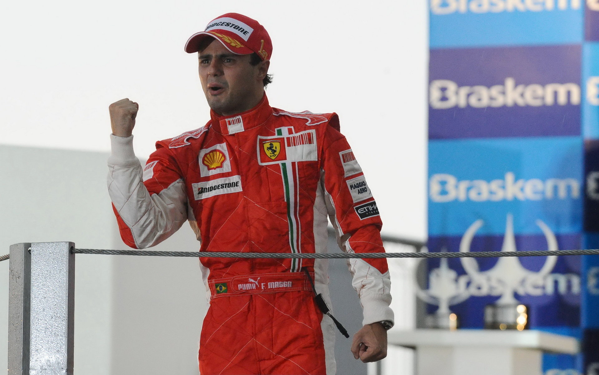 Felipe Massa na pódiu po hořkém vítězství v Brazílii 2008