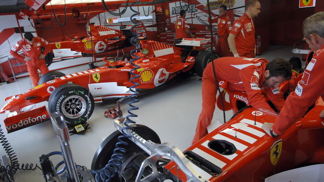 Práce na monopostech Ferrari