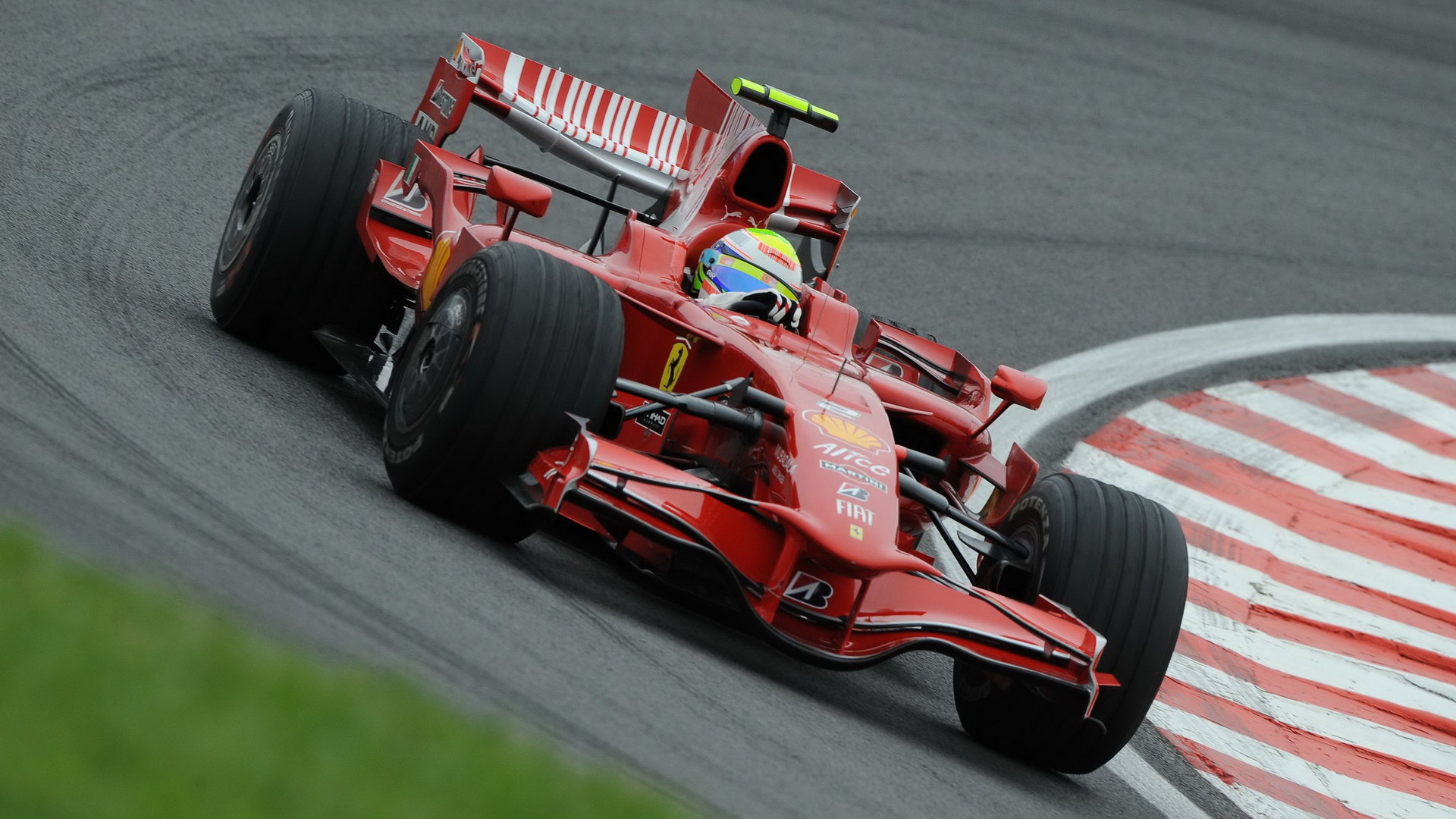 Felipe Massa s Ferrari ve svém domácím závodě v roce 2008