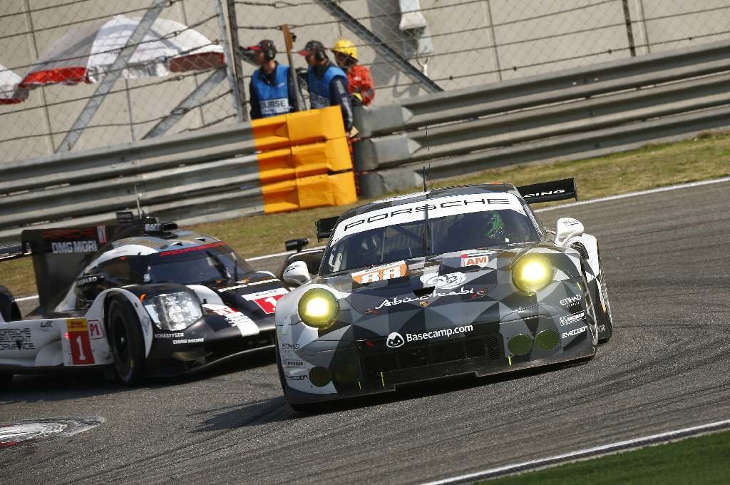 Porsche 911 RSR týmu AbuDhabi Proton Racing s posádkou Khaled Al Qubaisi, Patrick Long, David Heinemeier Hansson