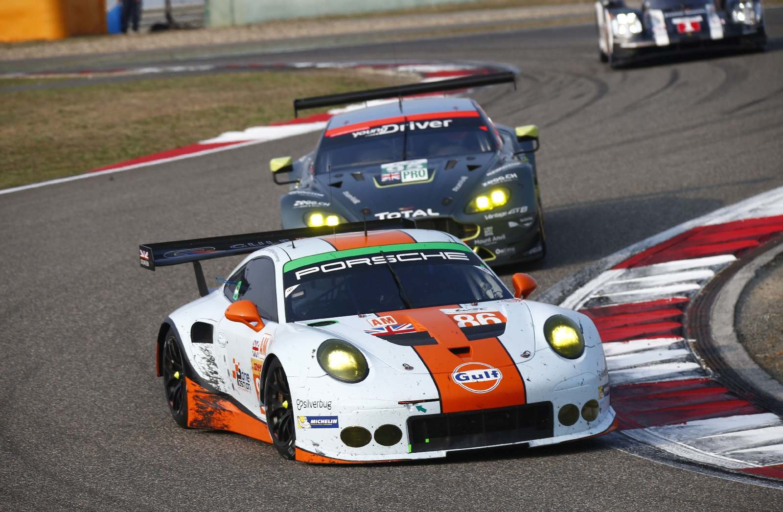 Porsche 911 RSR týmu Gulf Racing posádky Michel Wainwright, Adam Carroll, Benjamin Barker