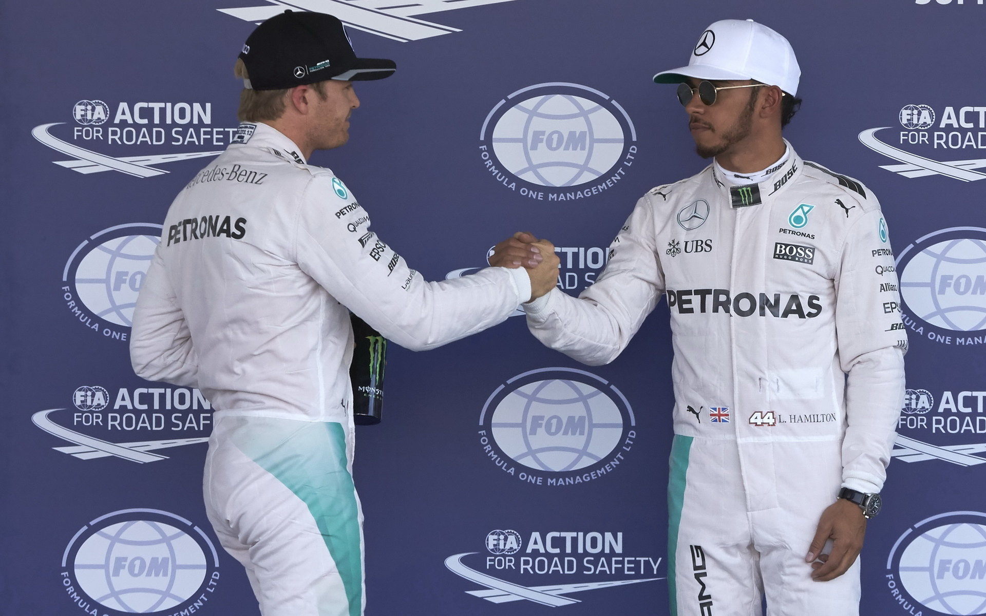 Nico Rosberg si plácá se svým týmovým kolegou Lewisem Hamiltonem