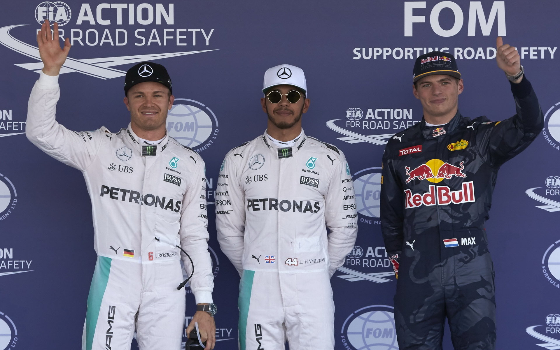 Max Verstappen (vpravo) se bude snažit využít jakékoliv zaváhání pilotů Mercedesu