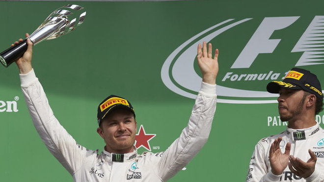 Nico Rosberg na pódiu s Lewisem Hamiltonem
