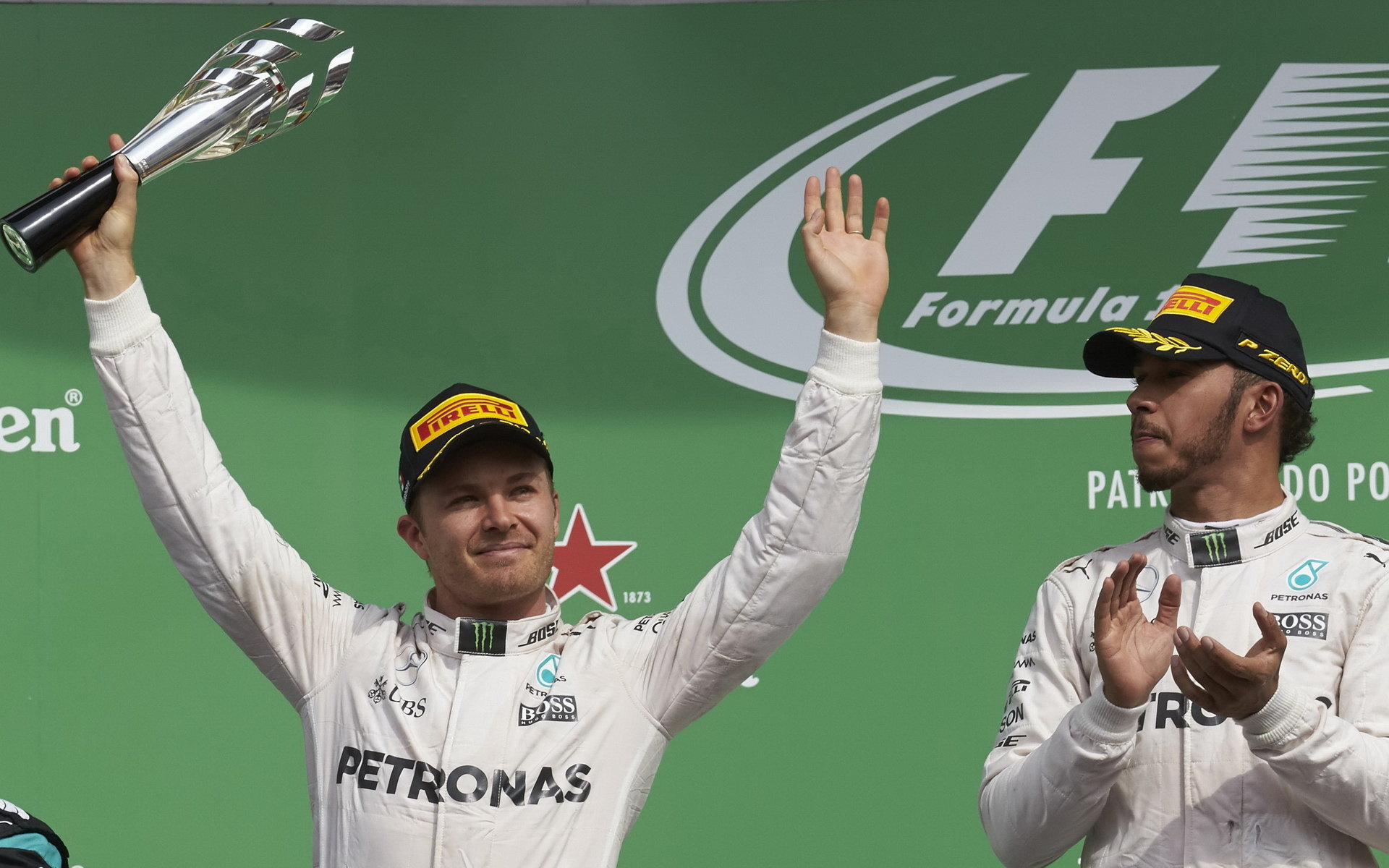 Nico Rosberg na pódiu s Lewisem Hamiltonem