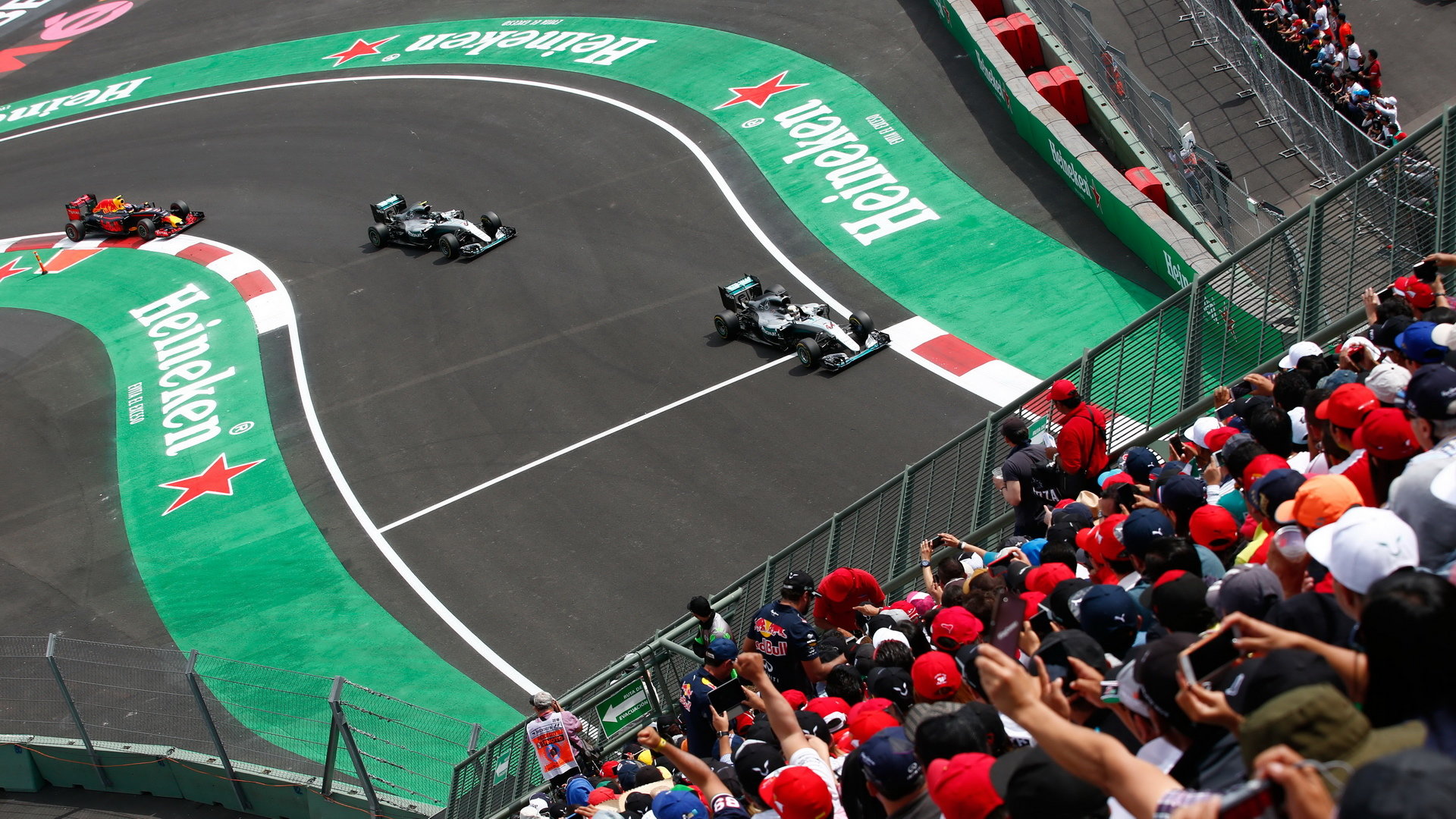 Lewis Hamilton těsně před Nicem Rosbergem a Maxem Verstappenem v Mexiku
