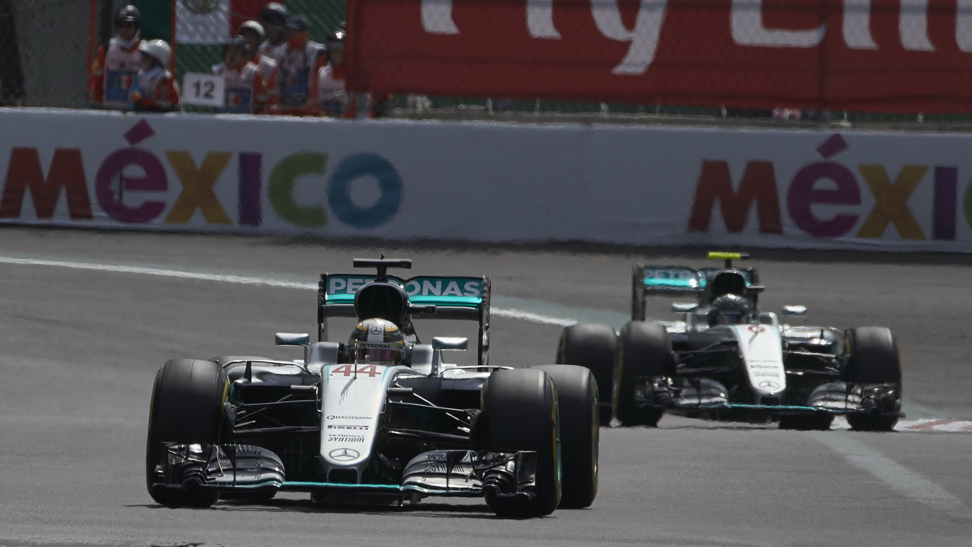 Řevnivost s Rosbergem zvyšovala Hamiltonovu motivaci