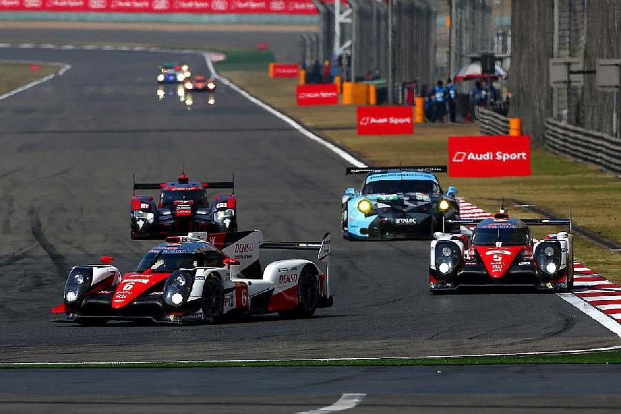 Vůz Toyota TS050 Hybrid posádky Kamui Kobayashi, Stéphane Sarrazin, Mike Conway