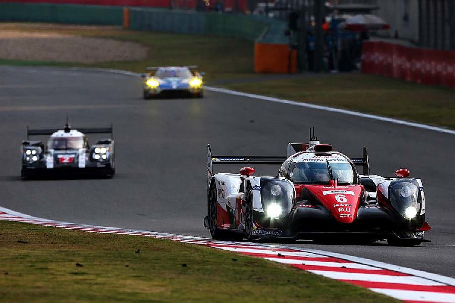 Vůz Toyota TS050 Hybrid posádky Kamui Kobayashi, Stéphane Sarrazin, Mike Conway