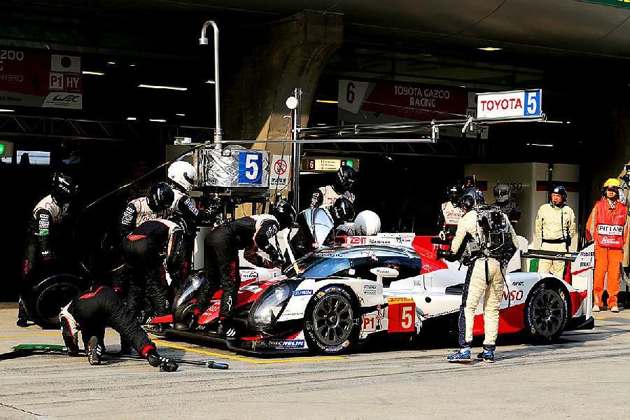 Vůz Toyota TS050 Hybrid posádky, Kazuki Nakajima, Anthony Davidson, Sébastien Buemi