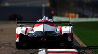 Vůz Toyota TS050 Hybrid posádky Kamui Kobayashi, Stéphane Sarrazin, Mike Conway