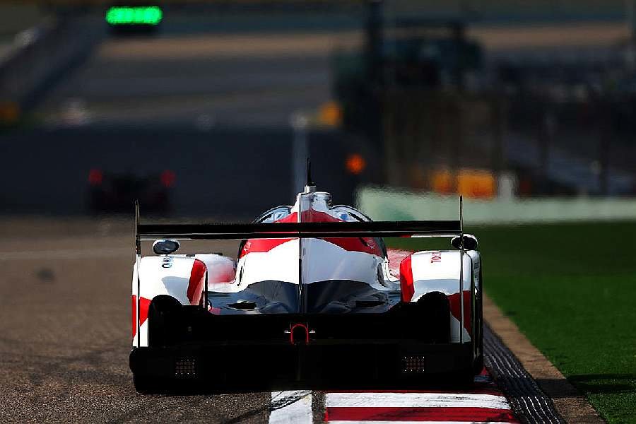 Vůz Toyota TS050 Hybrid posádky Kamui Kobayashi, Stéphane Sarrazin, Mike Conway