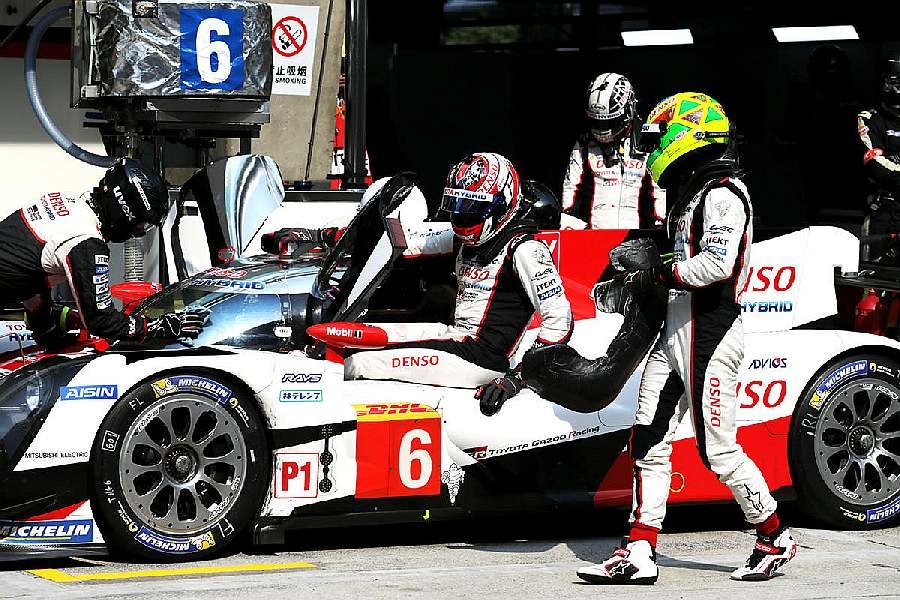 Vůz Toyota TS050 Hybrid posádky Kamui Kobayashi, Stéphane Sarrazin, Mike Conway