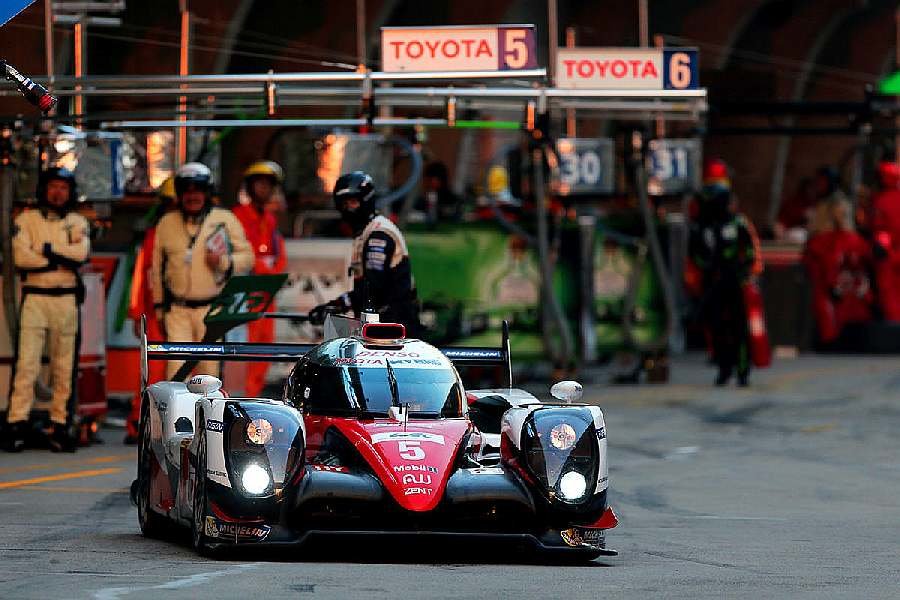 Vůz Toyota TS050 Hybrid posádky, Kazuki Nakajima, Anthony Davidson, Sébastien Buemi