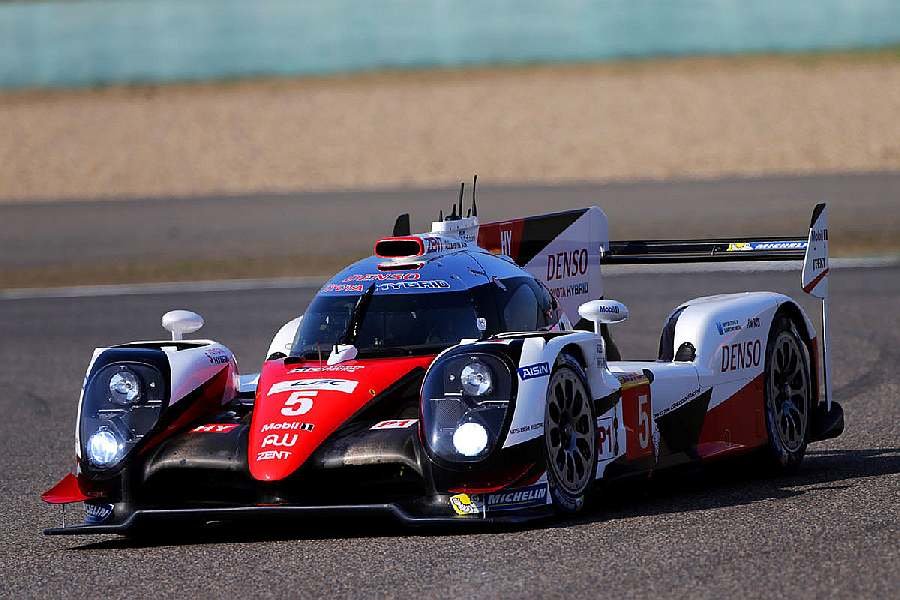 Vůz Toyota TS050 Hybrid posádky, Kazuki Nakajima, Anthony Davidson, Sébastien Buemi