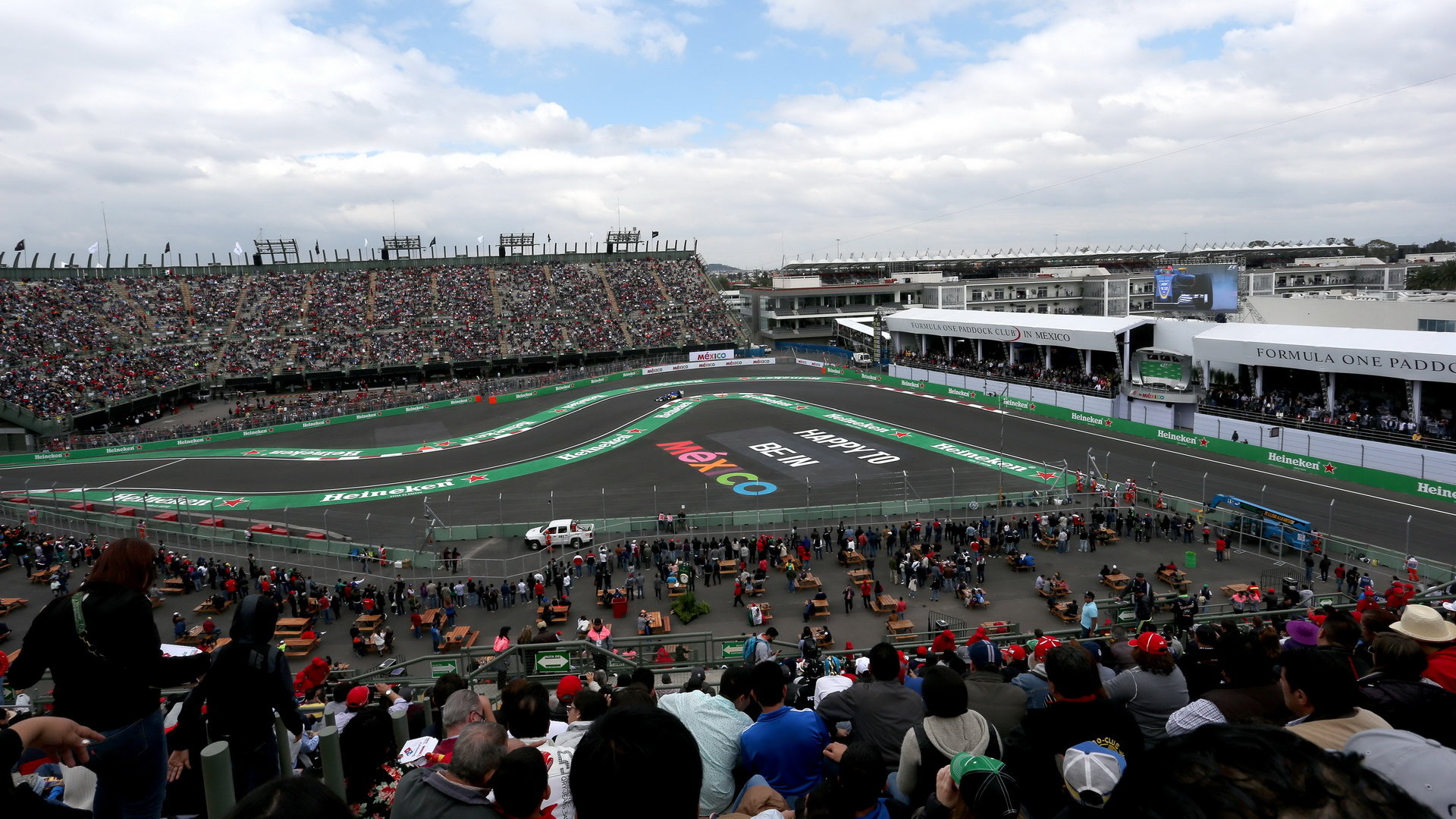 Diváci v Mexiku nadšeně sledují závod Formule 1