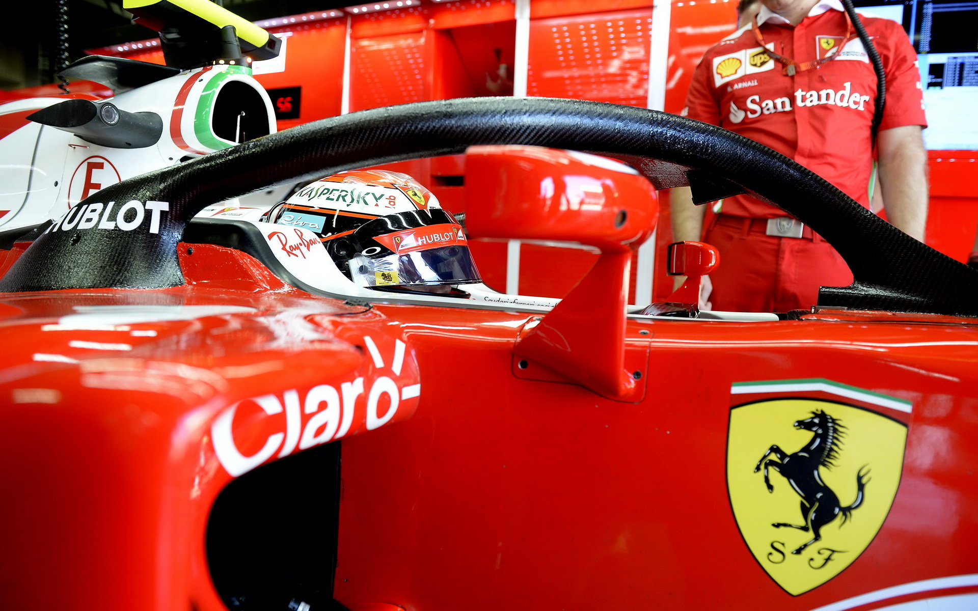 Kimi Räikkönen při testu ochrany kokpitu v Brazílii