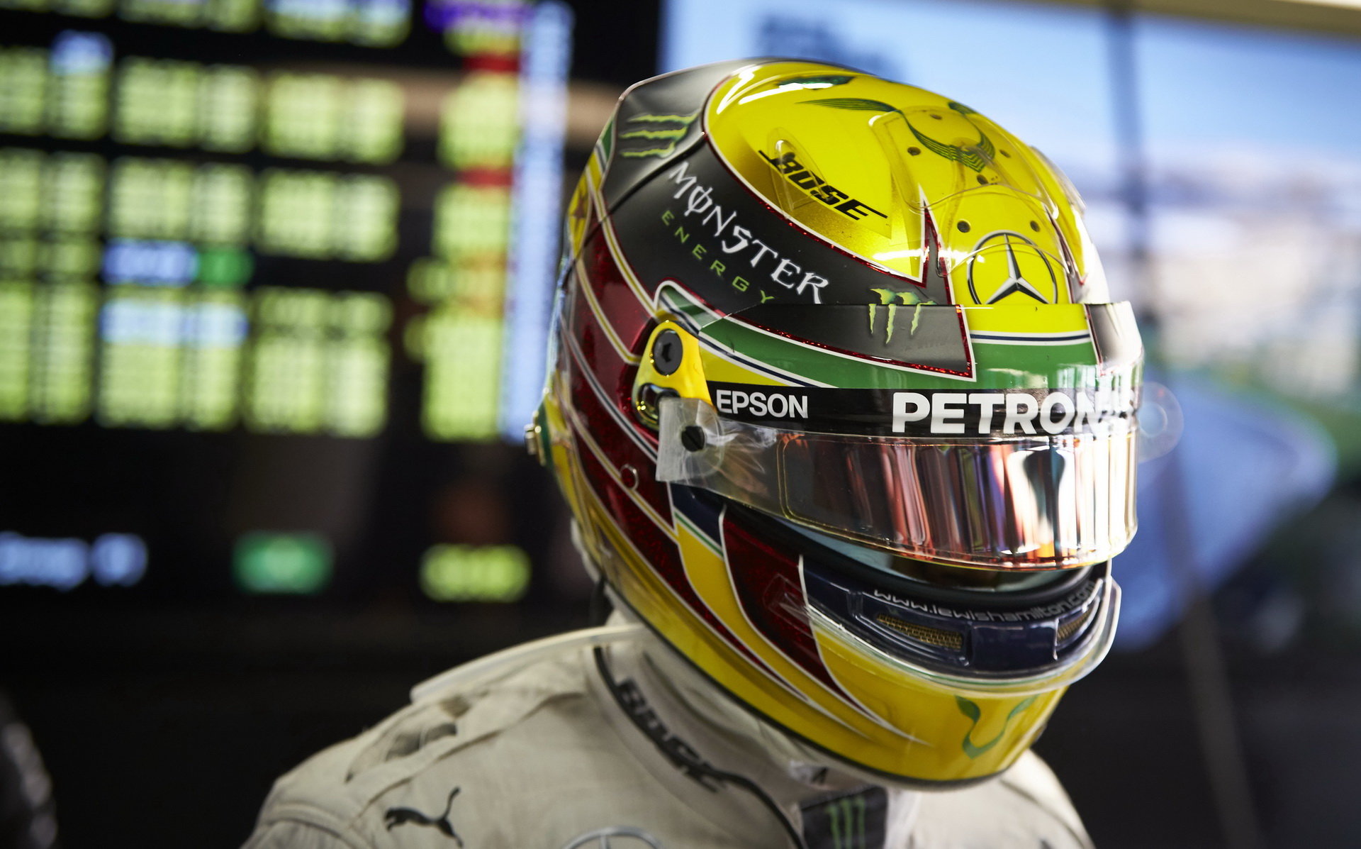 Lewis Hamilton s novým desgignem své přilby v Brazílii