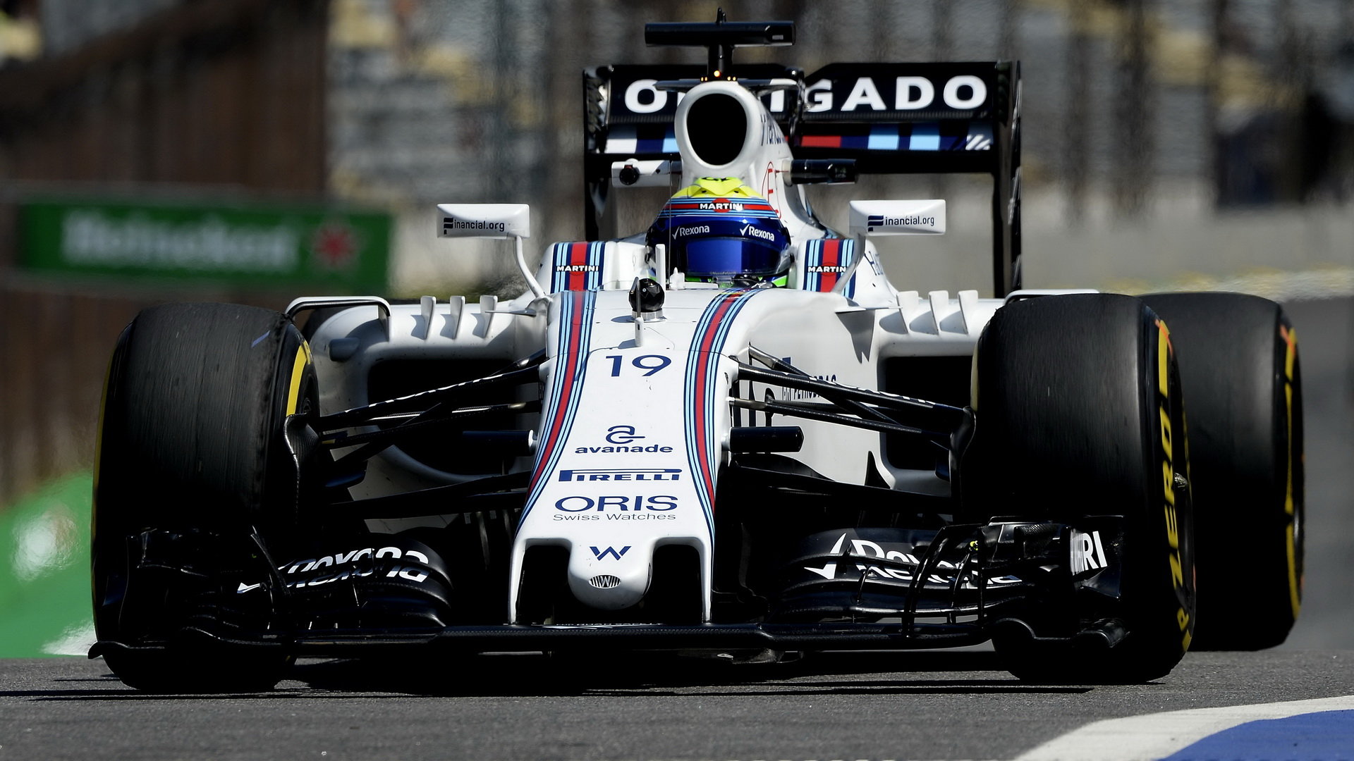 Felipe Massa v prvním tréninku, na zadním křídle nápis Děkuji (Obrigado)