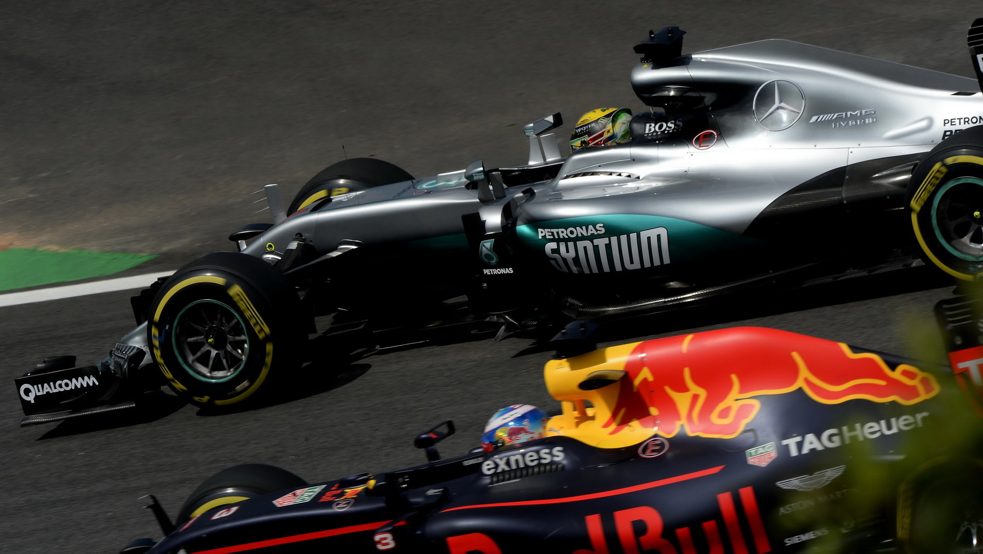 Daniel Ricciardo v souboji s Lewisem Hamiltonem