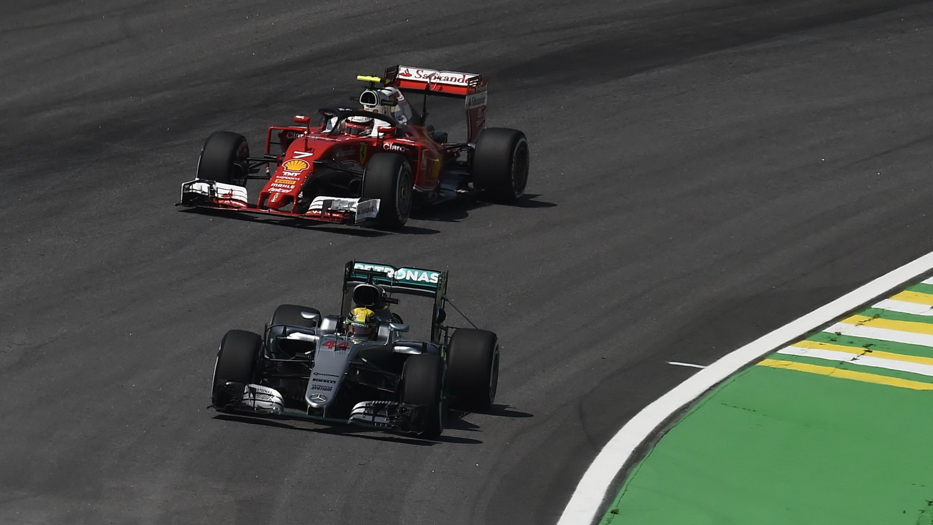 Lewis Hamilton v 1. tréninku před Kimim Räikkönenem