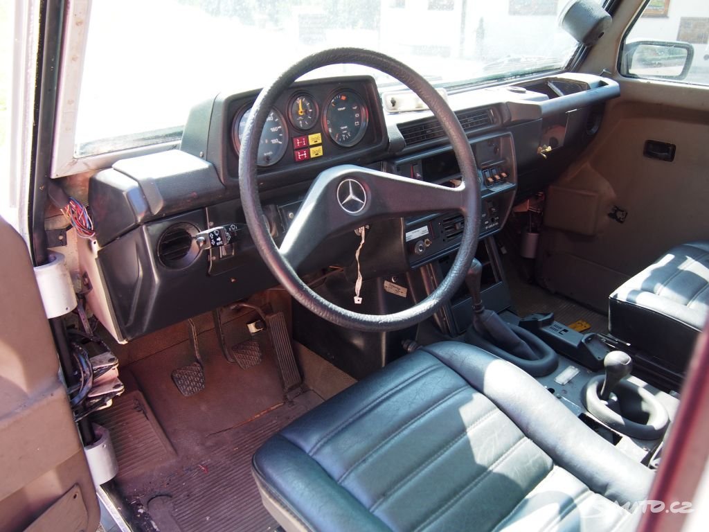 V Čechách je na prodej unikátní Mercedes třídy G s funkčními střílnami.