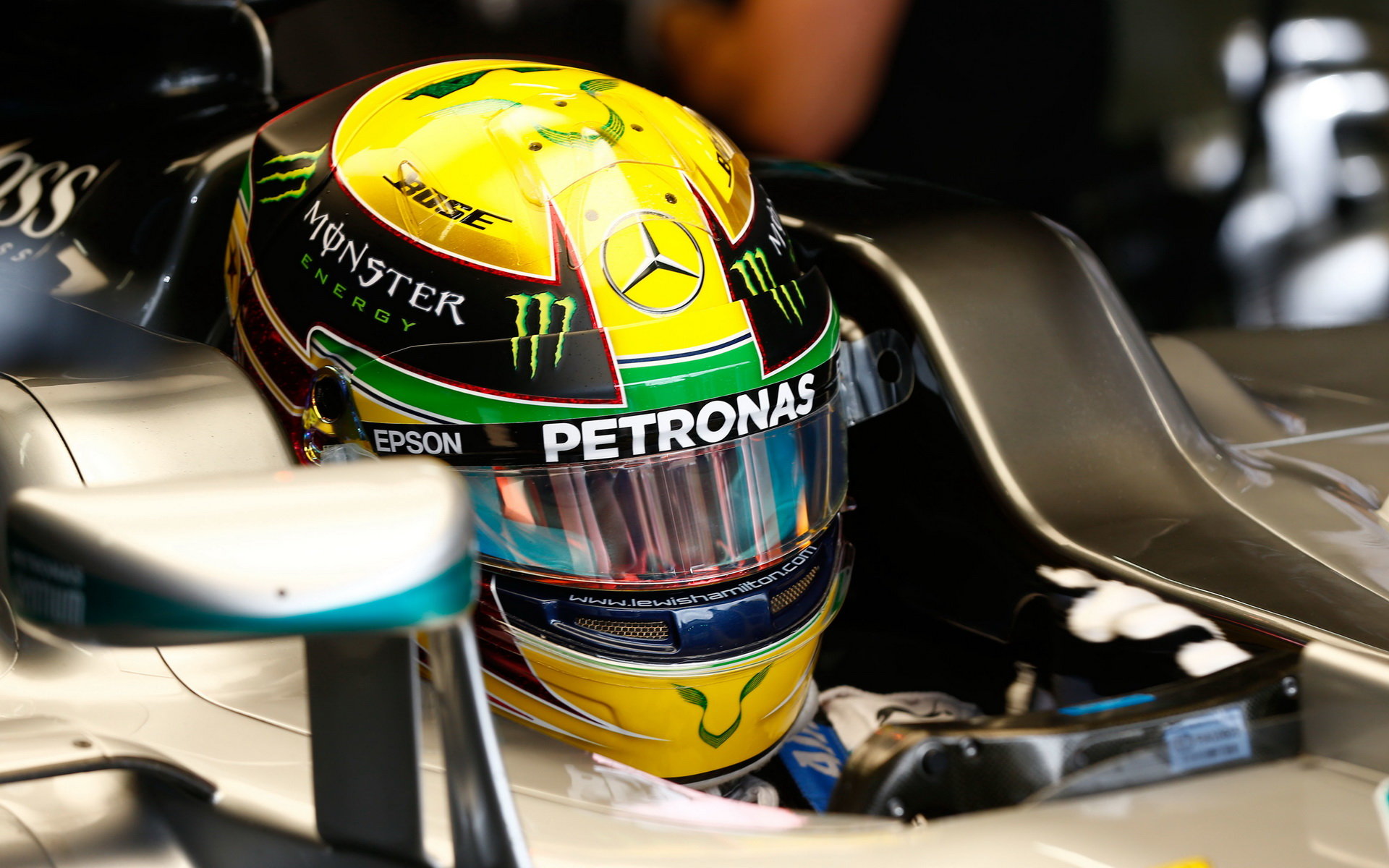 Lewis Hamilton s ojedinělým designem přilby poprvé vyhrál GP Brazílie