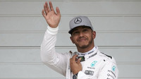 Lewis Hamilton se těší z pole position v kvalifikaci v Brazílii