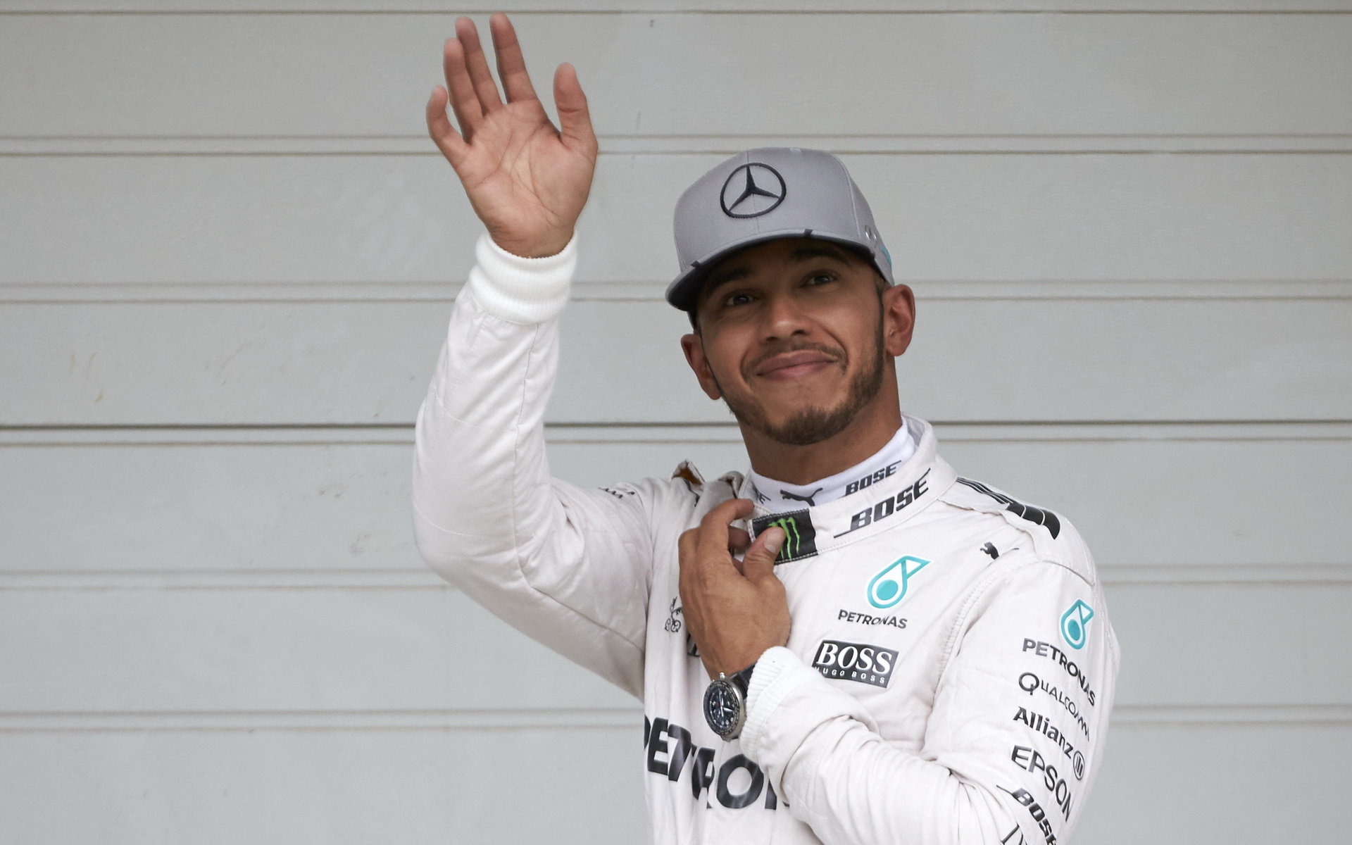 Lewis Hamilton se těší z pole position v kvalifikaci v Brazílii
