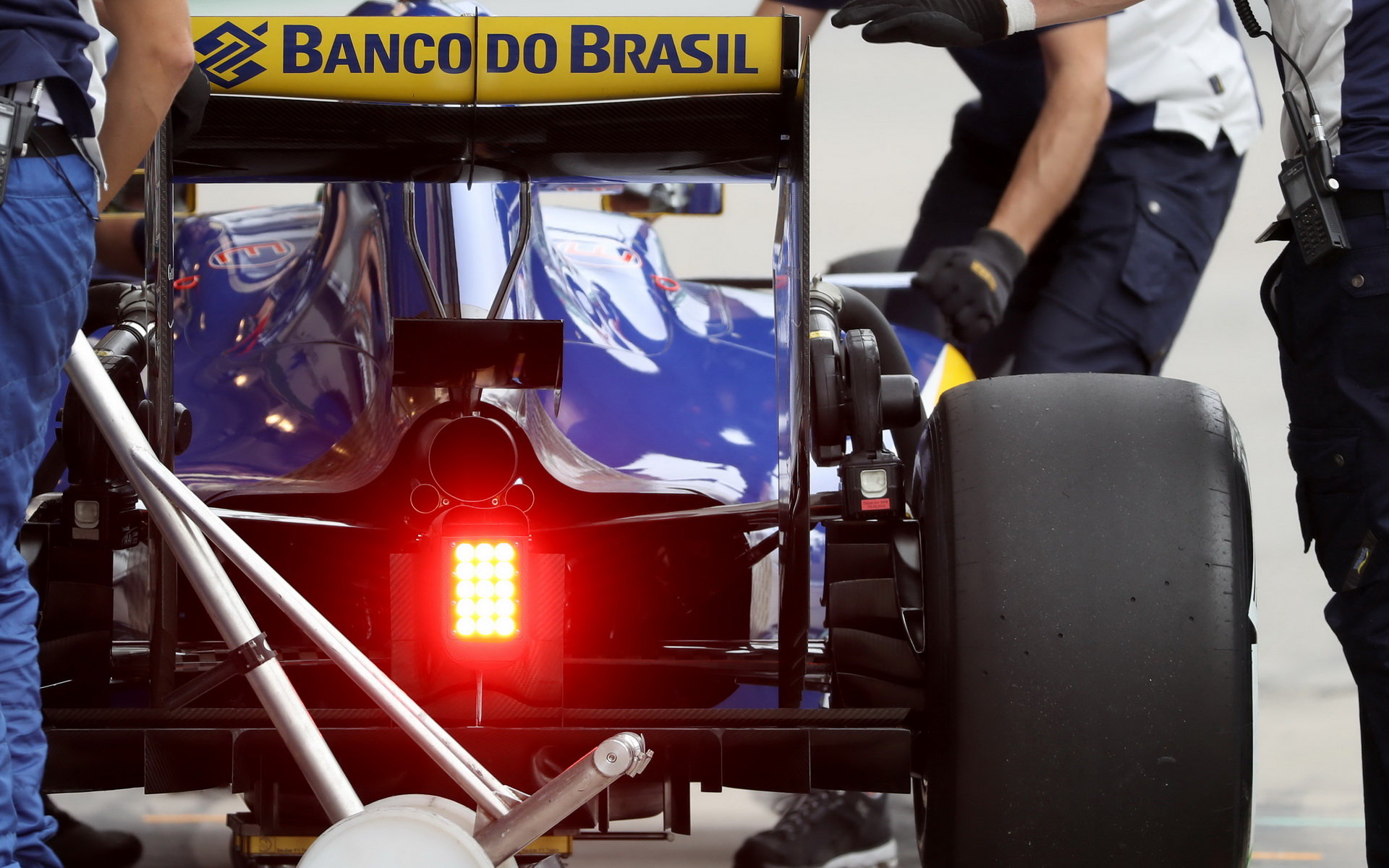 Zadní část vozu Sauber C35 - Ferrari v kvalifikaci v Brazílii