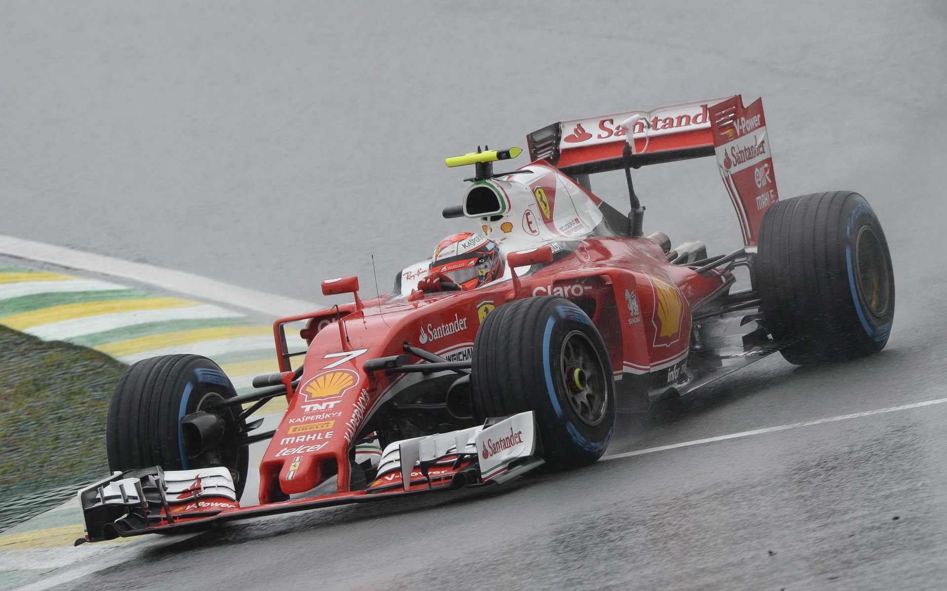 Kimi Räikkönen počas deštivého závodu v Brazílii