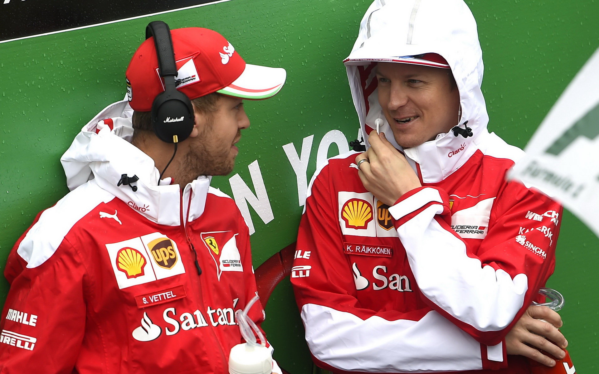Kimi Räikkönen se svým týmových kolegou Sebastianem Vettelem před závodem v Brazílii