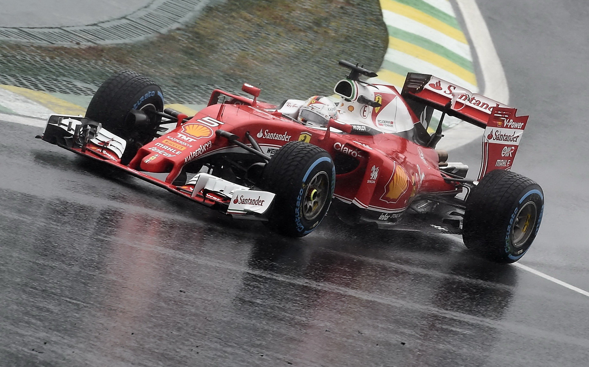 Sebastian Vettel počas deštivého závodu v Brazílii