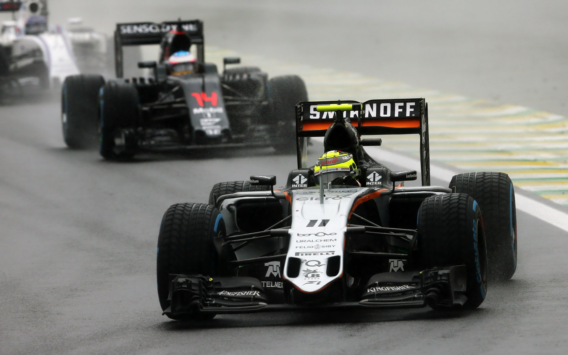 Sergio Pérez a Fernando Alonso počas deštivého závodu v Brazílii