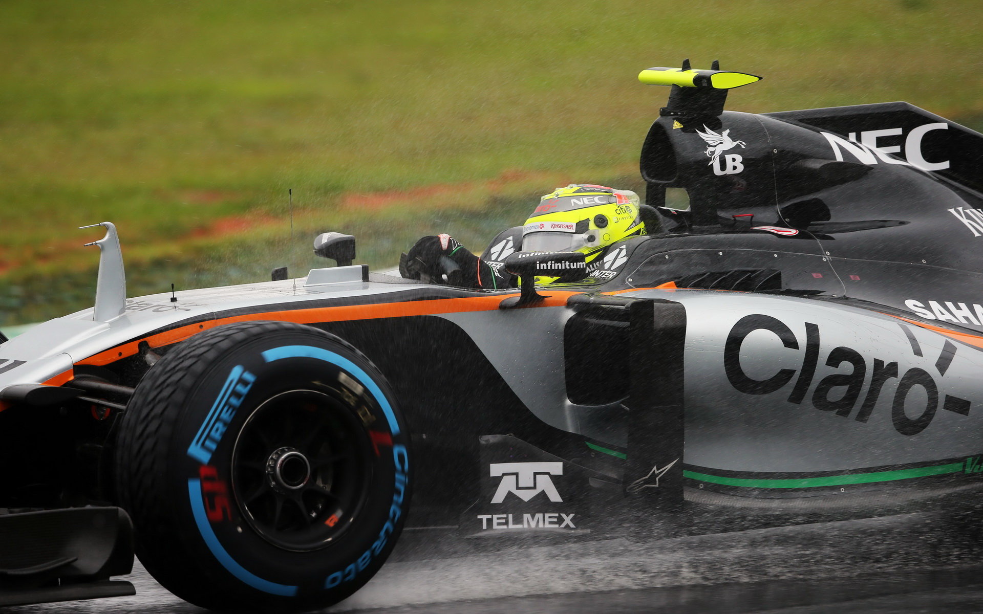 Sergio Pérez počas deštivého závodu v Brazílii