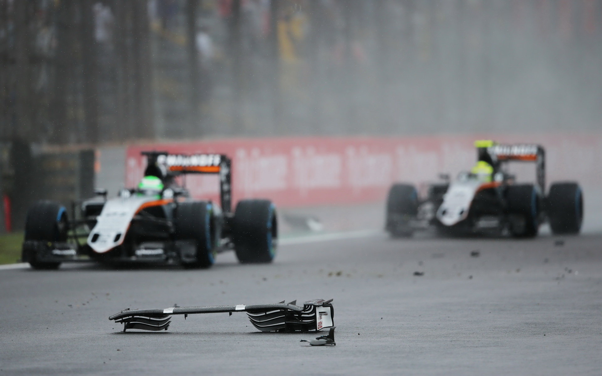 Nico Hülkenberg a Sergio Pérez se vyhýbají troskám Räikkönenova vozu závodu v Brazílii