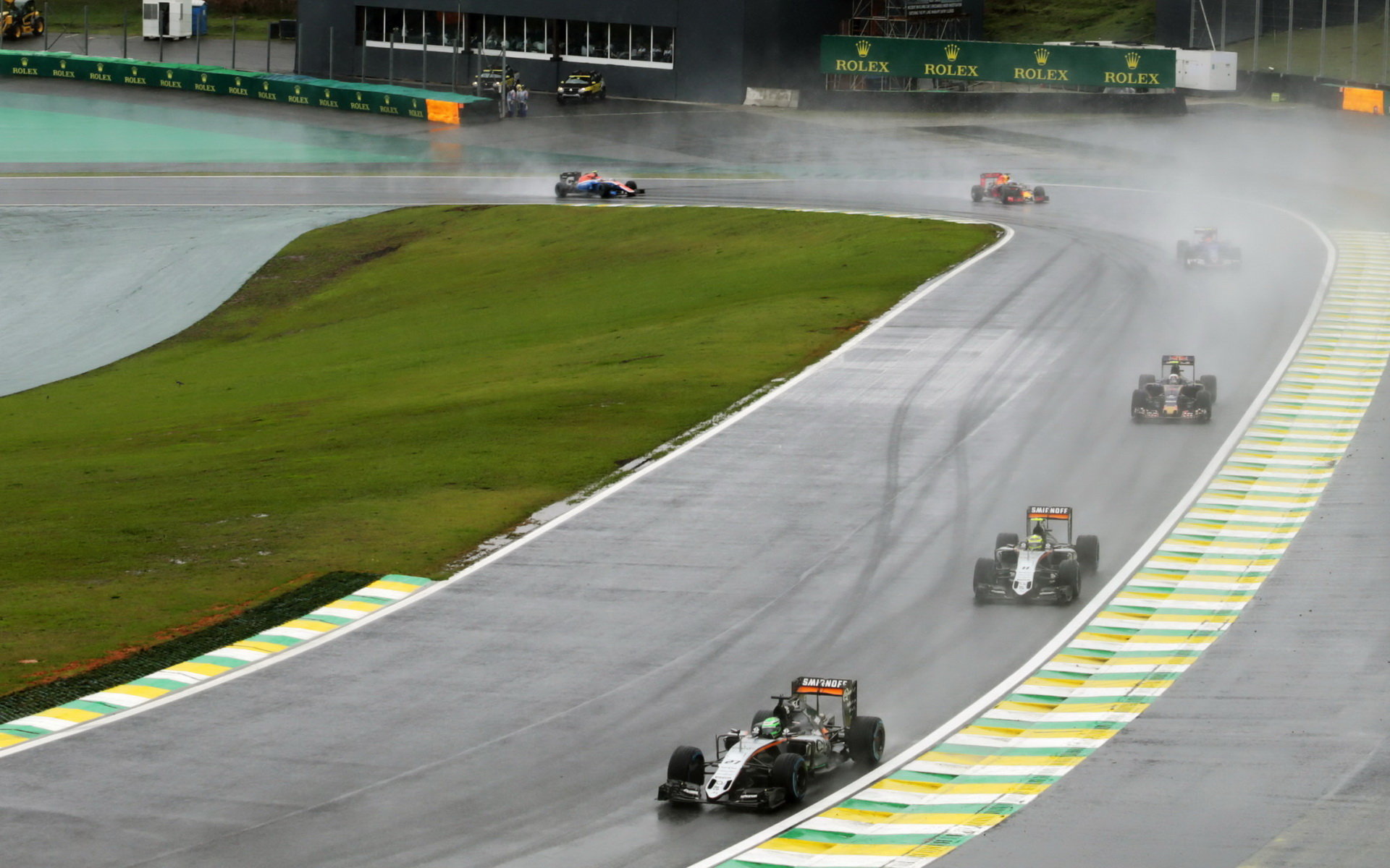 Nico Hülkenberg a Sergio Pérez počas deštivého závodu v Brazílii