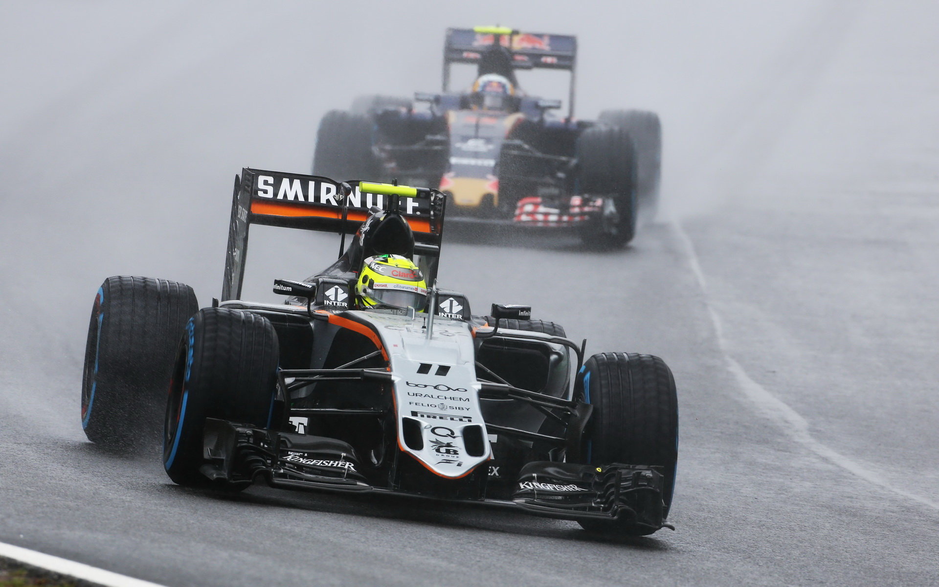 Sergio Pérez a Carlos Sainz počas deštivého závodu v Brazílii