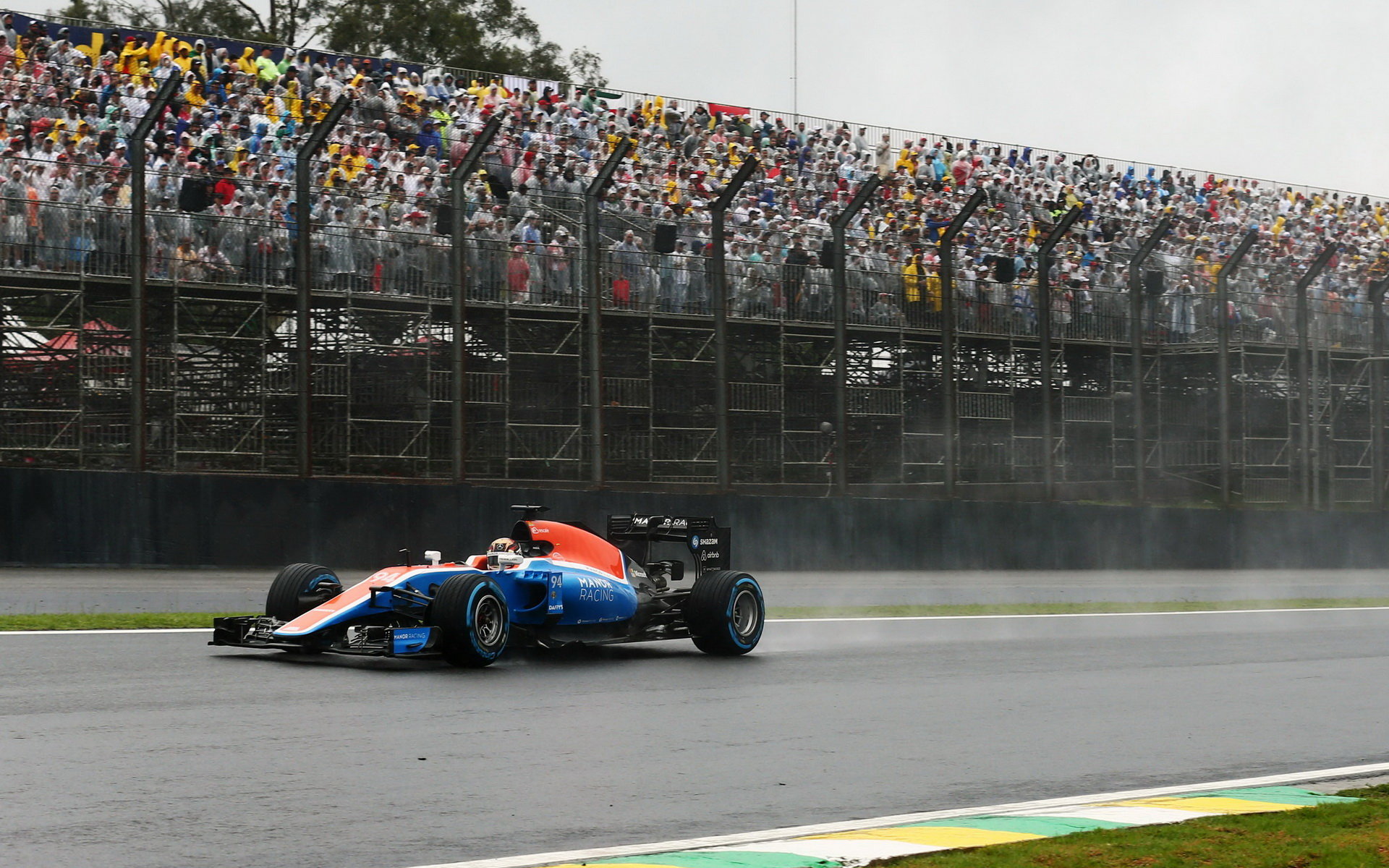 Pascal Wehrlein počas deštivého závodu v Brazílii
